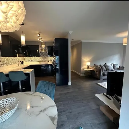 Dublin Airport Large Superior Serviced Apartment - Sleeps 6 *