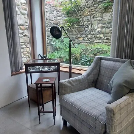 Sophisticated Seafront 3bd Suntrap Landscaped Yard Apartment *
