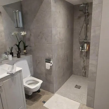 Sophisticated Seafront 3bd Suntrap Landscaped Yard Apartment *