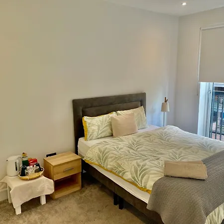 Modern Ensuite Double Bedroom Homestay *