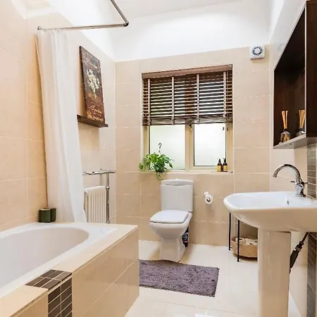 Homestay Double Bedroom With Private Toilet And Shower, Easy To Center