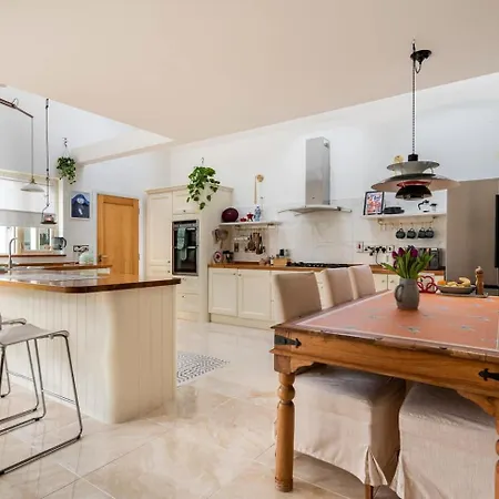 Homestay Double Bedroom With Private Toilet And Shower, Easy To Center Dublin