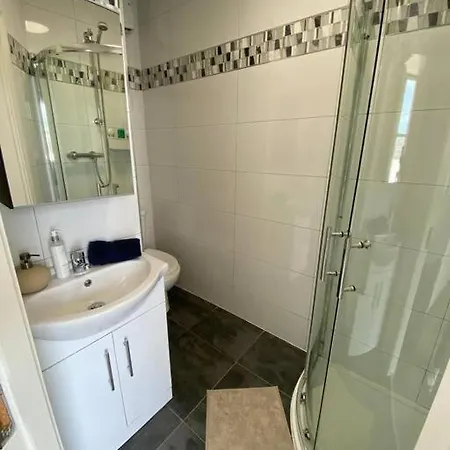 Apartment Deluxe Duplex Talbot St Sleeps 8 *