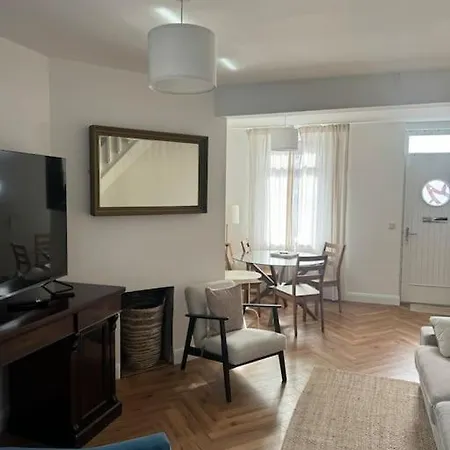 Original 1920s Center House Fully Renovated Ferienhaus