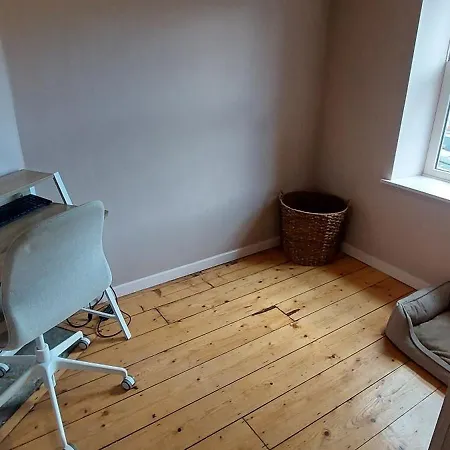Cosy With Office - 10 Mins Stroll To Seafront Apartment *