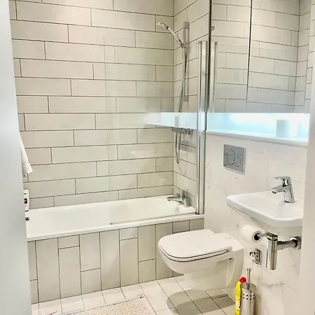 Modern Ensuite Double Bedroom Homestay