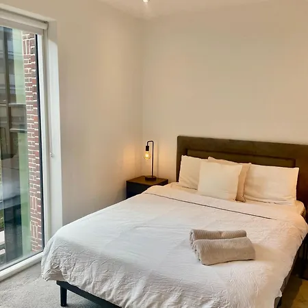 Modern Ensuite Double Bedroom Homestay
