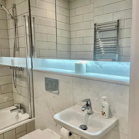 Modern Ensuite Double Bedroom Homestay *
