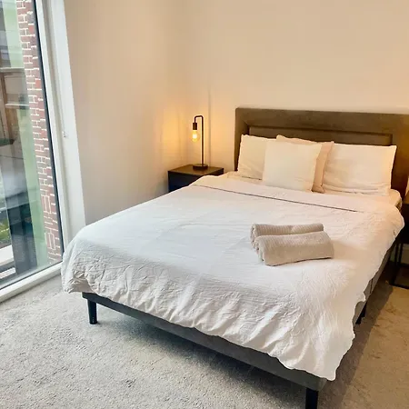 Modern Ensuite Double Bedroom Homestay