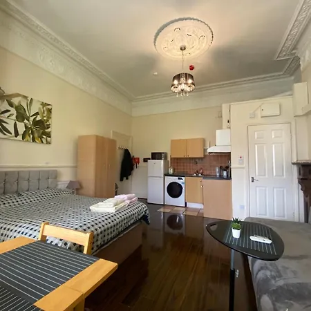 Spacious Victorian Apartment *