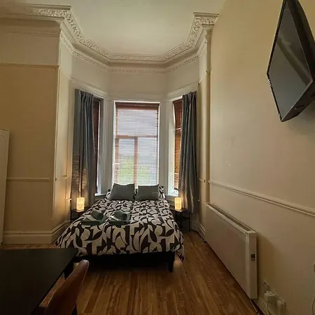 Spacious Victorian 3 Apartment *