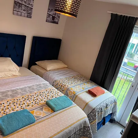 Lovely Twin With Ensuite Bathroom 15 Mins From Airport Privatunterkunft *