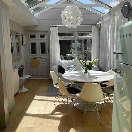 Apartment Charming, Bright Space In Dalkey *