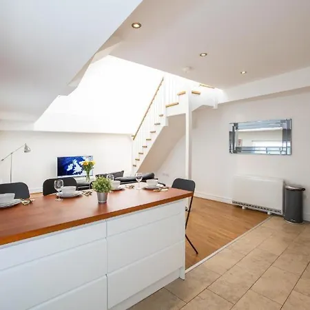Grafton Street District Apartment *