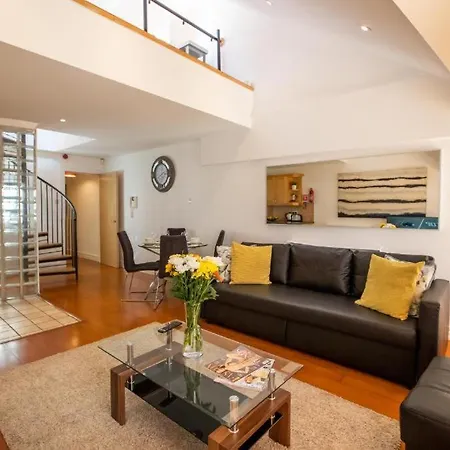 Grafton Street District Apartment *