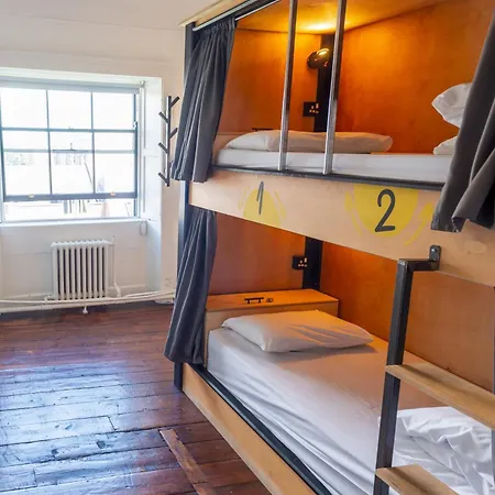 Leevin George Hostel *