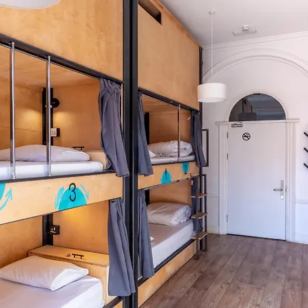Leevin George Hostel *