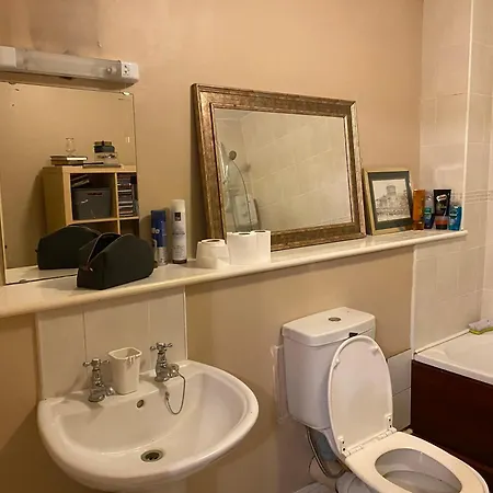 Comfy Near Airport With Free Parking Homestay
