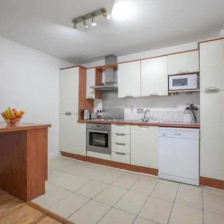 Apartment City Centre Mondern 1 Bed Apt - Sleeps 4 Open Booking