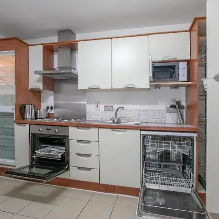 City Centre Mondern 1 Bed Apt - Sleeps 4 Open Booking * Dublin