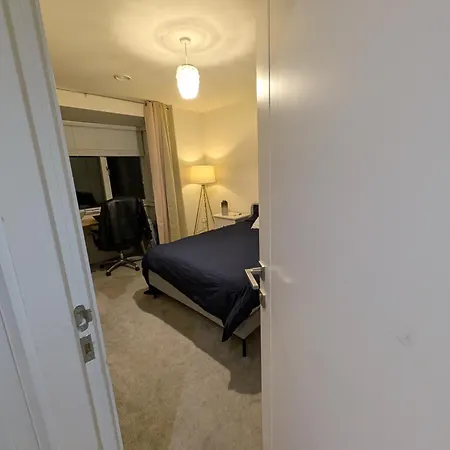Pvt Attached Bathroom , 20 Mins To Center Via Direct Train 2 Min Away *