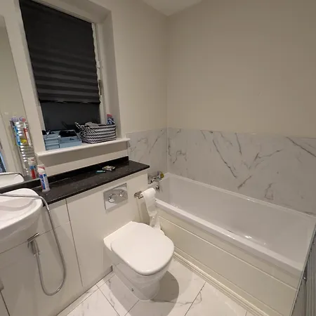 Pvt Attached Bathroom , 20 Mins To Center Via Direct Train 2 Min Away * Dublin