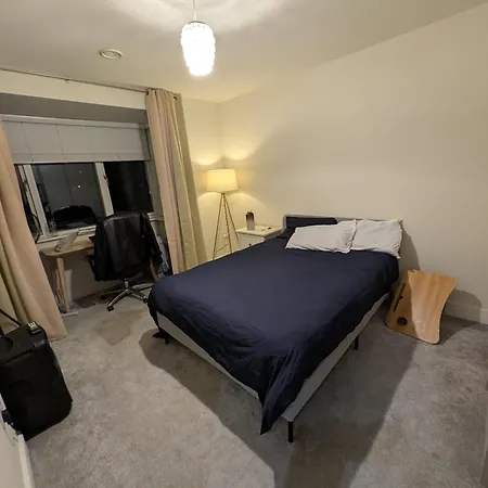 Pvt Attached Bathroom , 20 Mins To Center Via Direct Train 2 Min Away Homestay