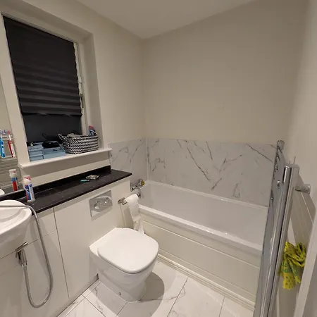 Homestay Pvt Attached Bathroom , 20 Mins To Center Via Direct Train 2 Min Away Dublin