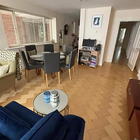Modern 3 Bedrooms Near Dundrum *