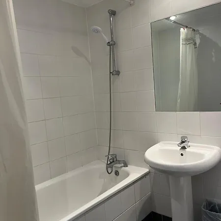 2 Double Bedrooms Near Airport & Town Apartamento