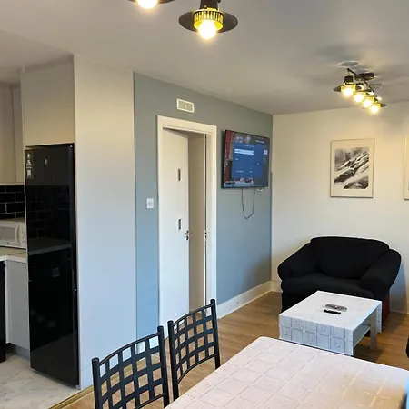 2 Double Bedrooms Near Airport & Town Apartamento *