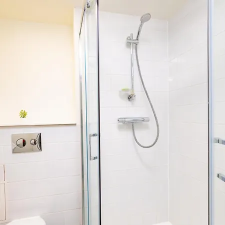Lejlighed Refurbished Ensuite With Shared Kitchen At Montrose In *