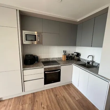 Apartment Lovely 2 Bedroom 8 *