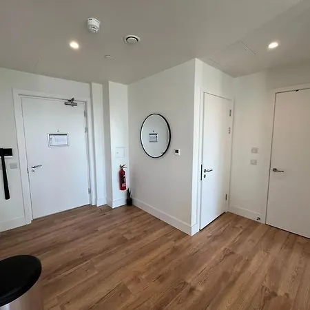 Lovely 2 Bedroom 8 *