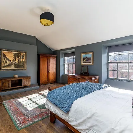 Connaught Apartment, 7 Henrietta Street, Centre Apartment *