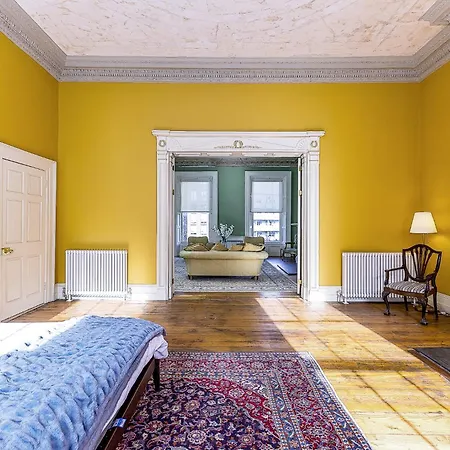 Munster , 7 Henrietta Street, Centre Apartment