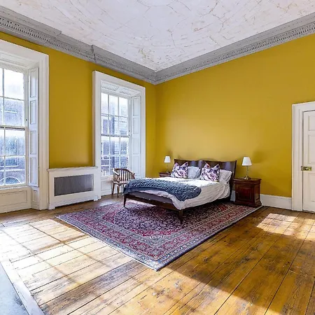 Munster , 7 Henrietta Street, Centre Apartment *