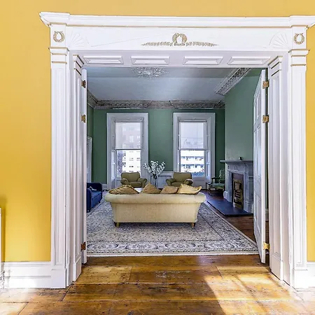 Munster , 7 Henrietta Street, Centre Apartment