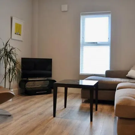 Luxury Large Stylish 2 Bed Apt, Sandymount Village *
