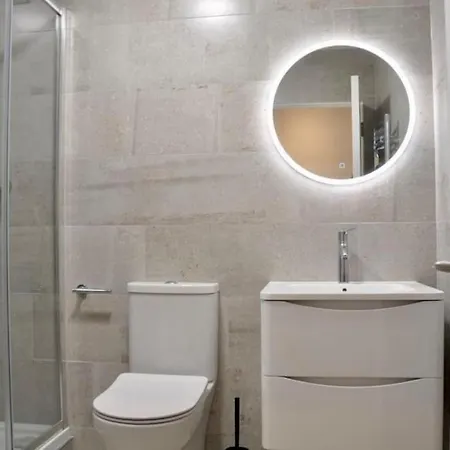 Holiday home Luxury Large Stylish 2 Bed Apt, Sandymount Village *