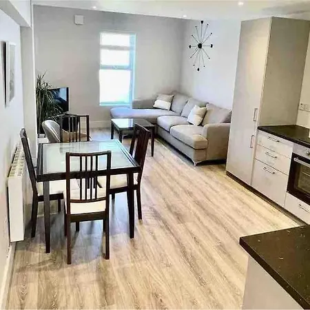 Luxury Large Stylish 2 Bed Apt, Sandymount Village Holiday home