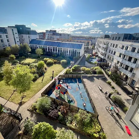 Luxurious Entire With Grand Living Space And Panoramic Balcony Views Alloggio in famiglia Dublino