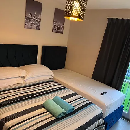 Lovely Twin With Ensuite Bathroom 15 Mins From Airport Quarto em Acomodações Particulares *