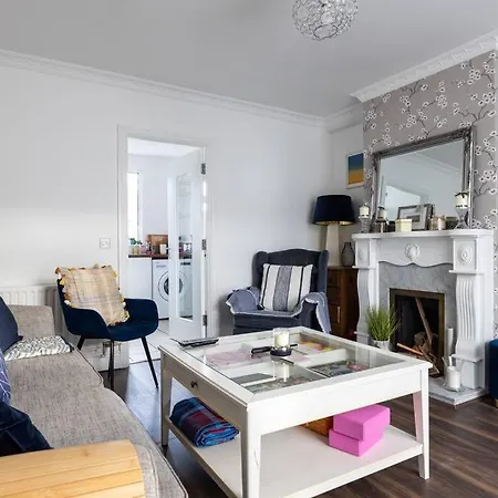 Holiday home Lovely 2br House - 8 Min Walk To Broombridge Station