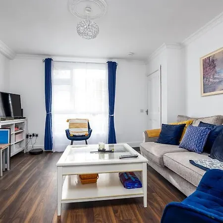 Lovely 2br House - 8 Min Walk To Broombridge Station *