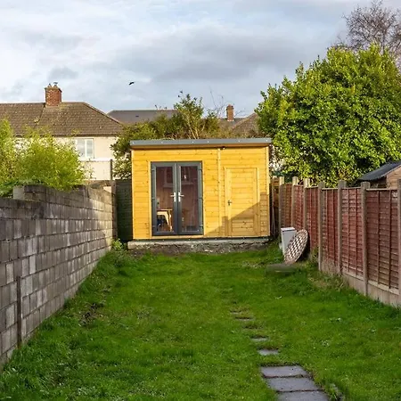 Lovely 2br House - 8 Min Walk To Broombridge Station Holiday home
