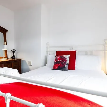 Holiday home Lovely 2br House - 8 Min Walk To Broombridge Station *