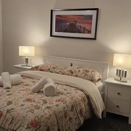 Holiday home - 3 Bedroom Cosy - Sleeps Max 7 *