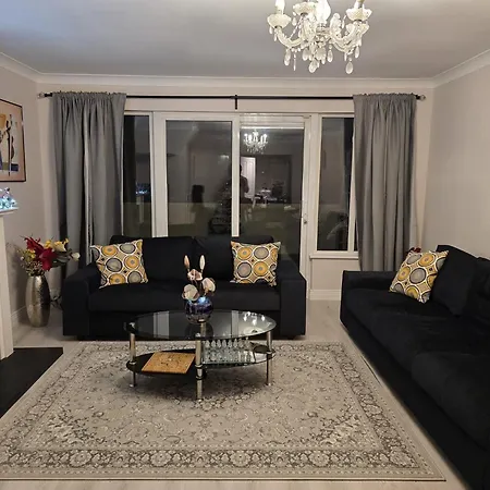 Holiday home - 3 Bedroom Cosy - Sleeps Max 7