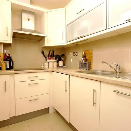 Apartment Modern Two Bed With Parking